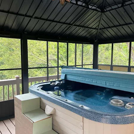 Serenity Views Retreat - Close To City And Parkway!